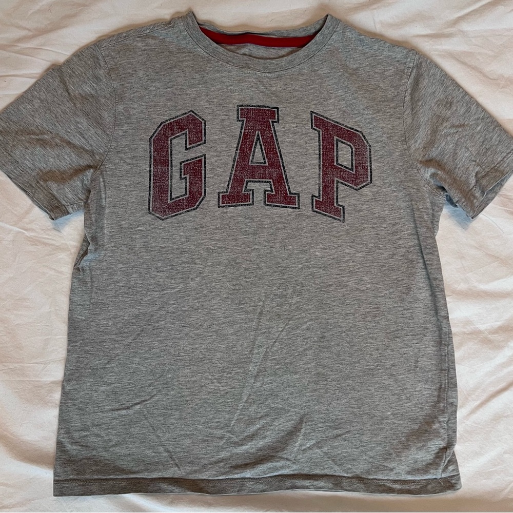 GAP Kids Gray Short-Sleeve Tee with Maroon Logo Size M